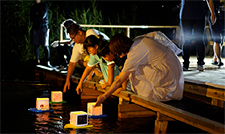 大石公園に移動し湖面に流す